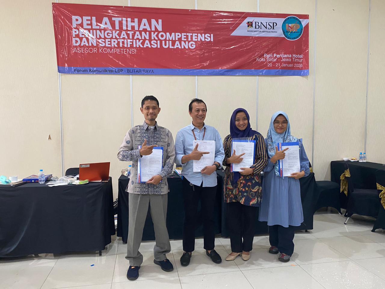 Komitmen terhadap Standar Kompetensi, Asesor LSP-P1 UNU Blitar Lulus Sertifikasi Ulang dengan Predikat Kompeten 